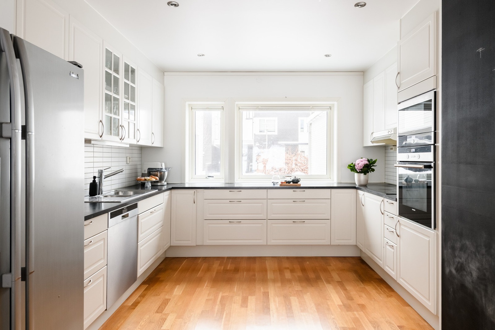 Moderne og velutstyrt kjøkken fra Norema, med slette fronter og rikelig med skap- og benkeplass. Galleribilde