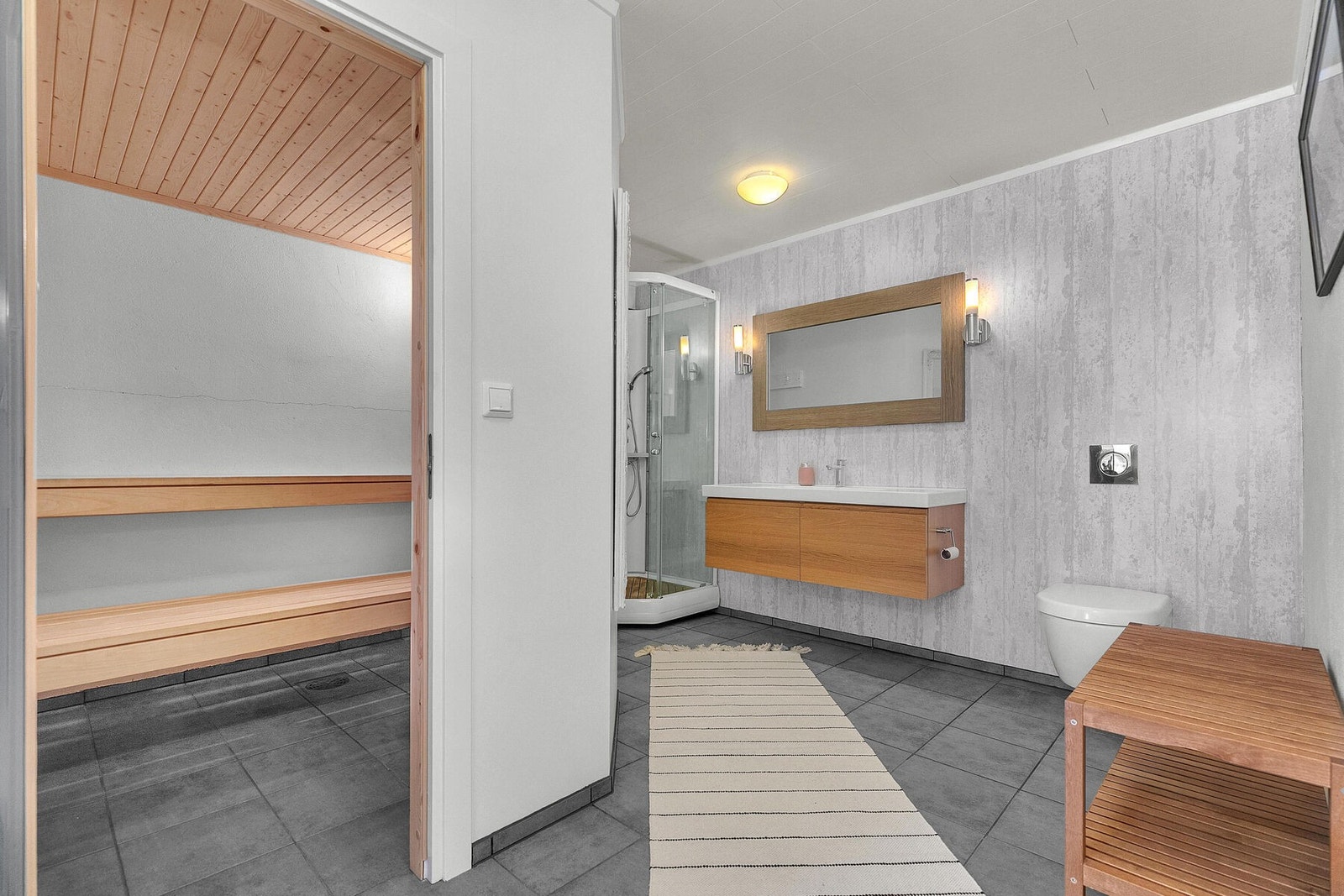 Bad i underetasjen med fliser på gulv og varmekabler. Galleribilde