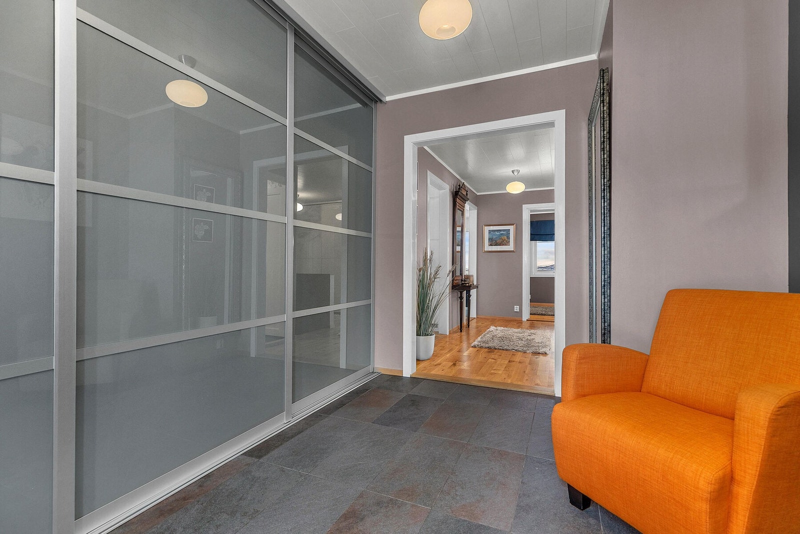 Romslig entré med fliser og varme i gulv Galleribilde