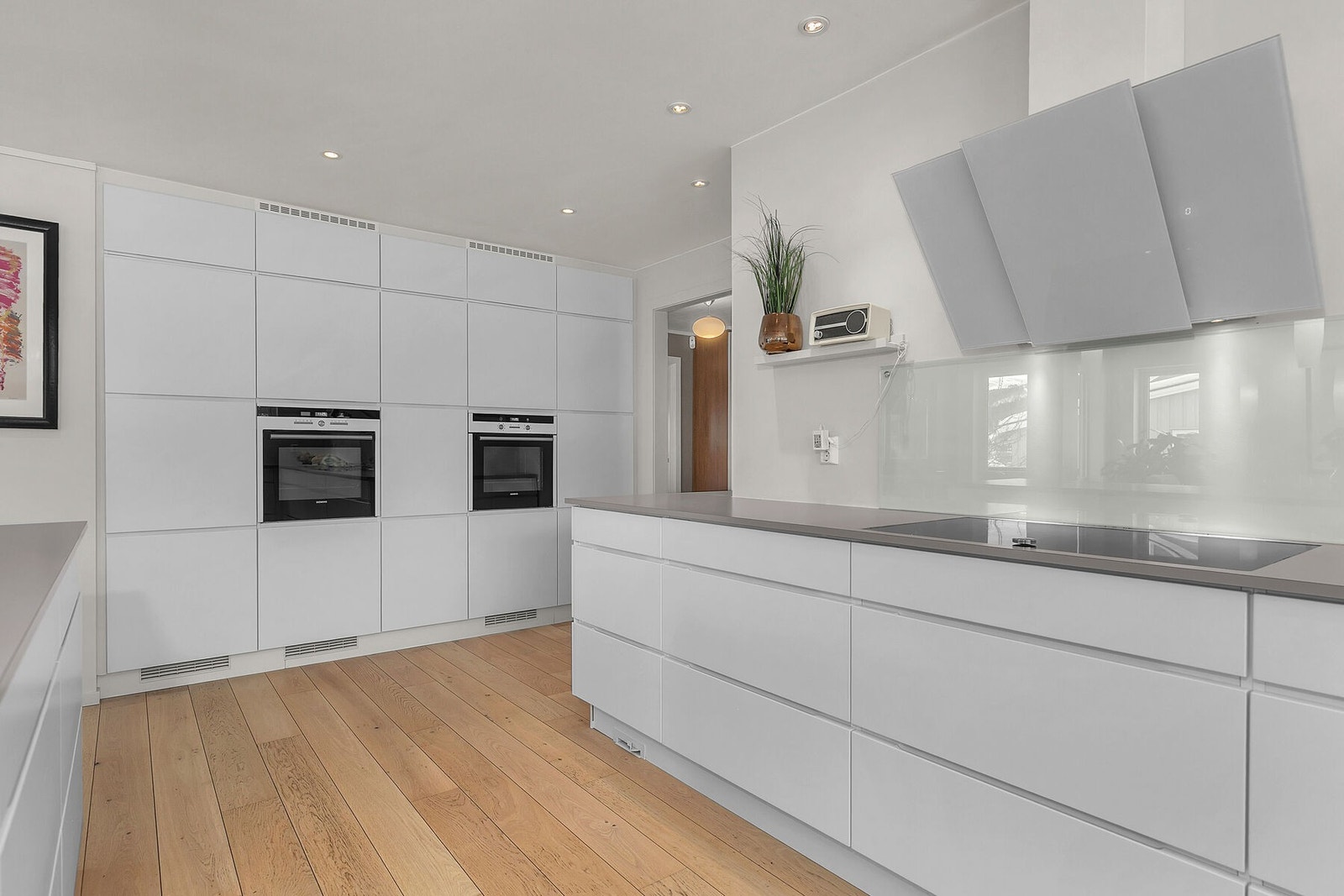 Med stor platetopp og to stekeovner er det gode muligheter for å utfolde deg på kjøkkent Galleribilde