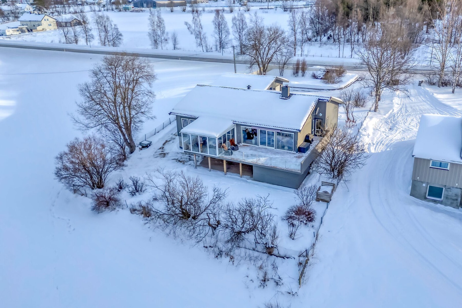 Velkommen til Håkvik - E6 72! Innholdsrik og velholdt enebolig med romslig garasje. Fotograf: Kalle Punsvik Galleribilde