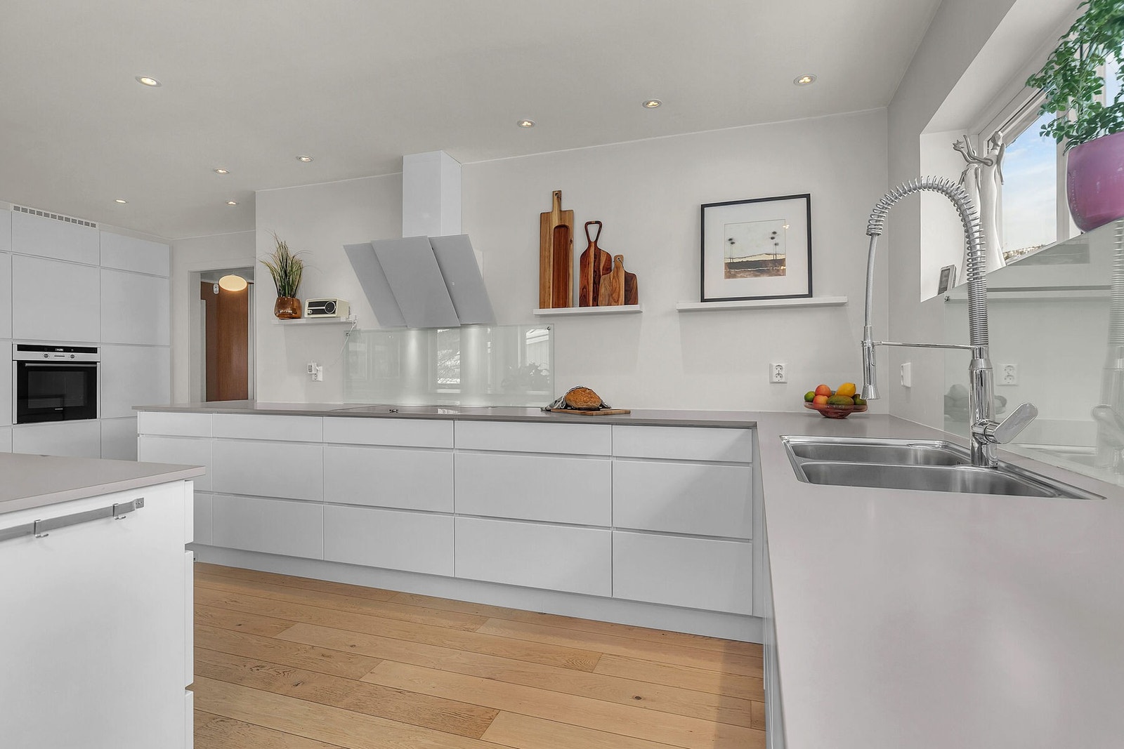 Kjøkkenet har godt med benkeplass og spotter i tak Galleribilde