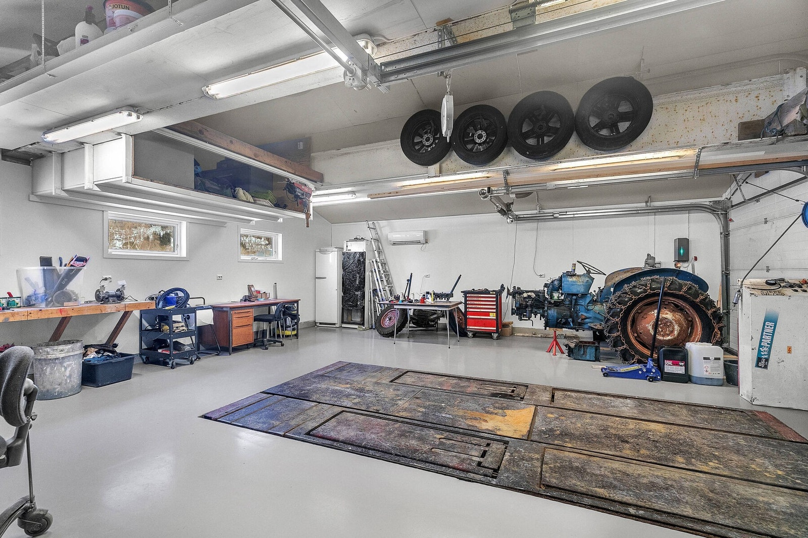 Romslig garasje med løftebukk og varmepumpe Galleribilde