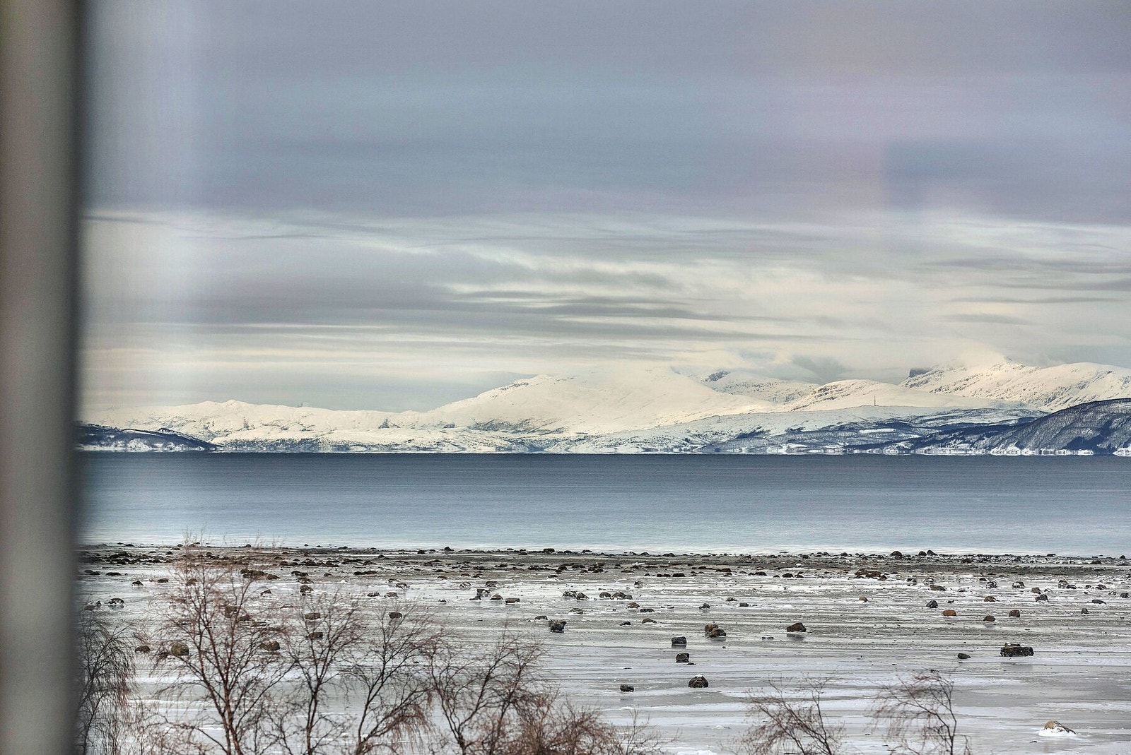 Utsikt mot fjord og fjell fra stuen Galleribilde