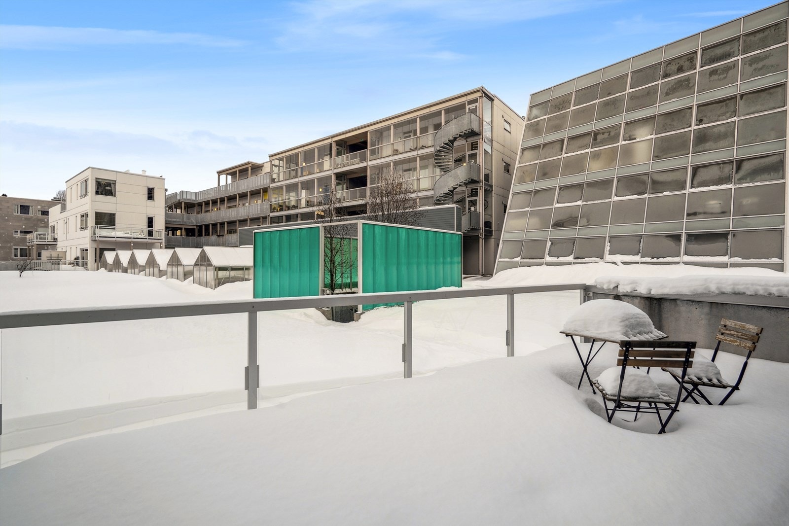 Terrassen har gode solforhold med ettermiddags- og kveldssol. Galleribilde