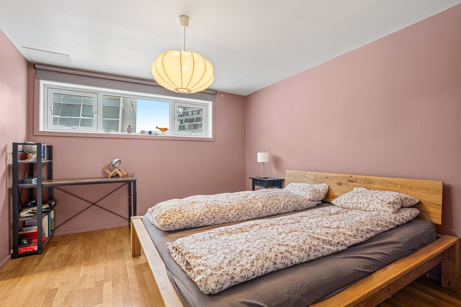 Romslig soverom med god plass til dobbeltseng og tilhørende møblement. Galleribilde