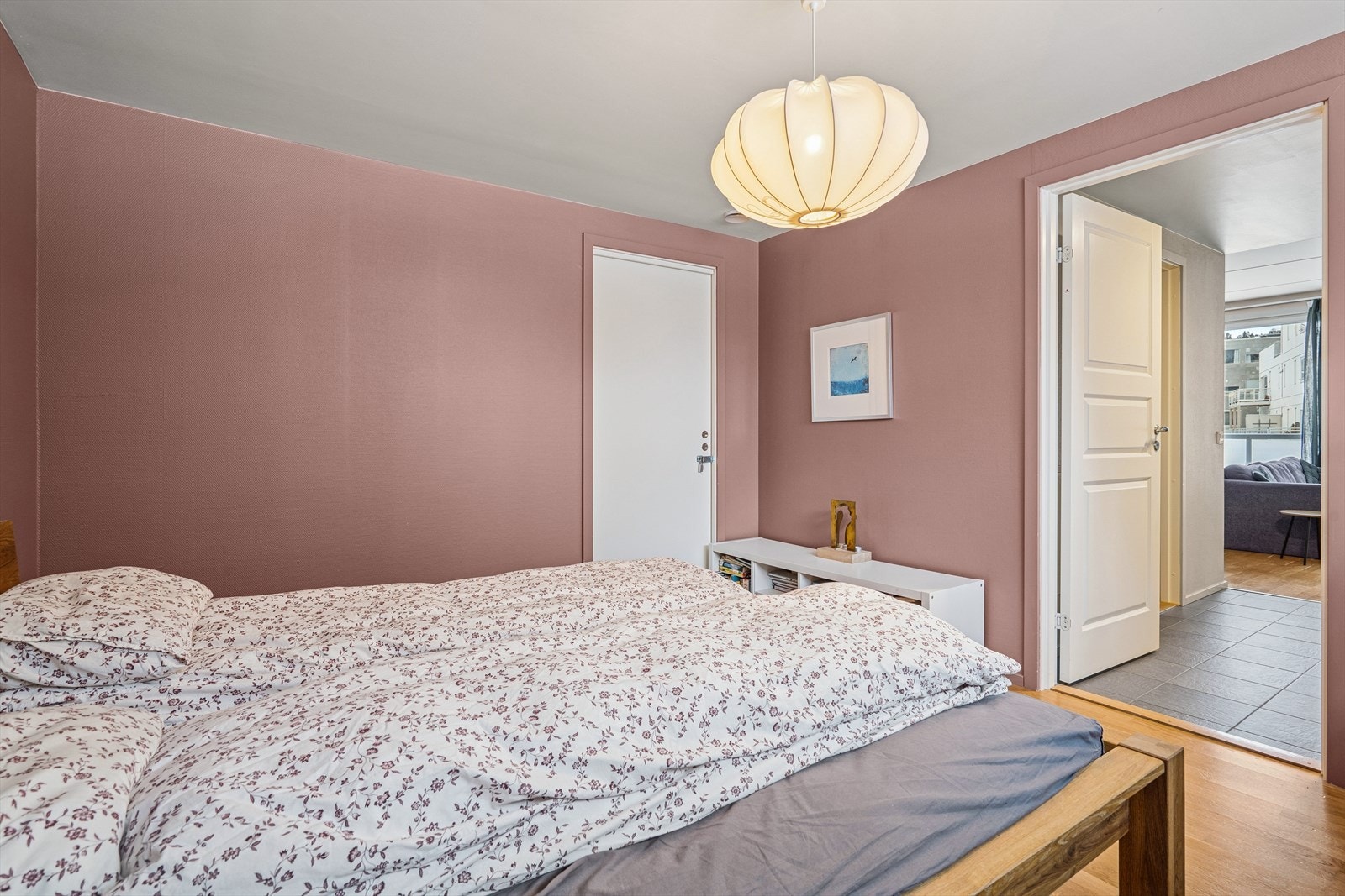 I tilknytning til soverommet er det en praktisk walk-in garderobe. Galleribilde