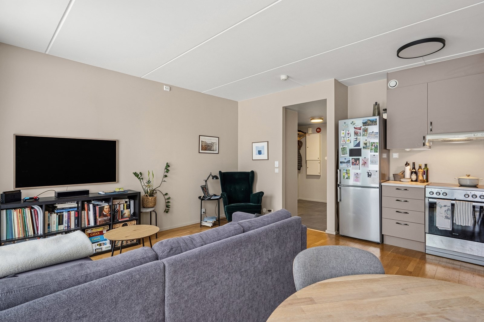 Stue og kjøkken er utført i åpen løsning. Galleribilde