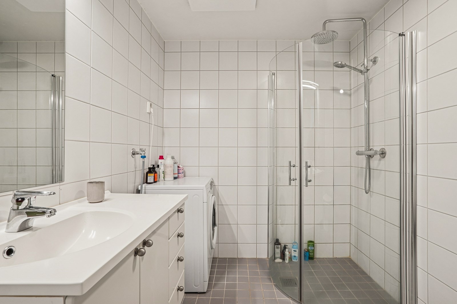 Baderommet har opplegg for vaskemaskin. Galleribilde