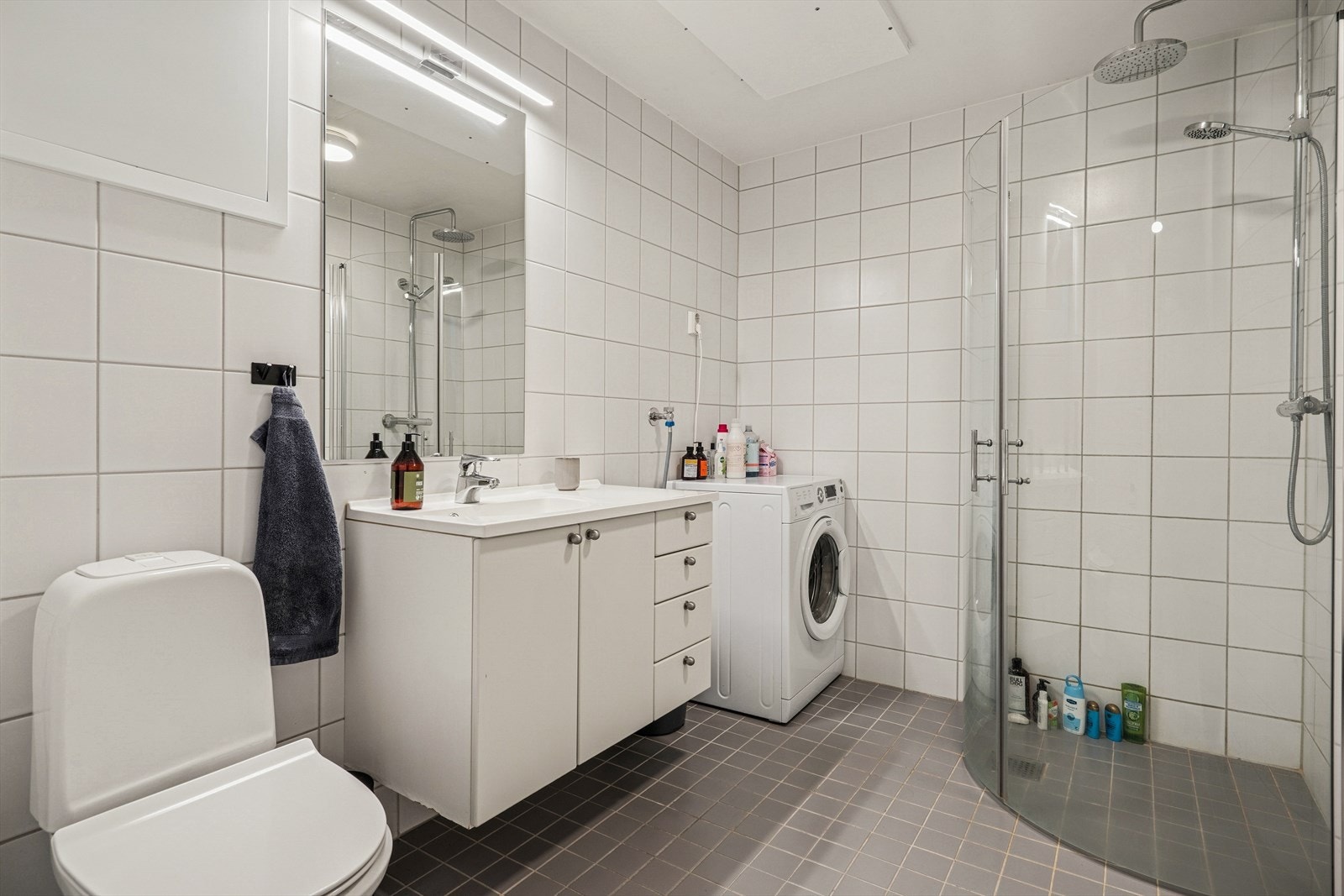 Helfliset baderom med vannbåren gulvvarme. Galleribilde