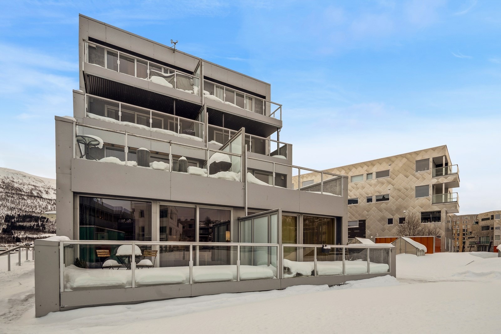 På terrassen har man ettermiddags- og kveldssol. Rett utenfor inngangsdøren er det et fellesområde hvor
man har morgensol. Galleribilde