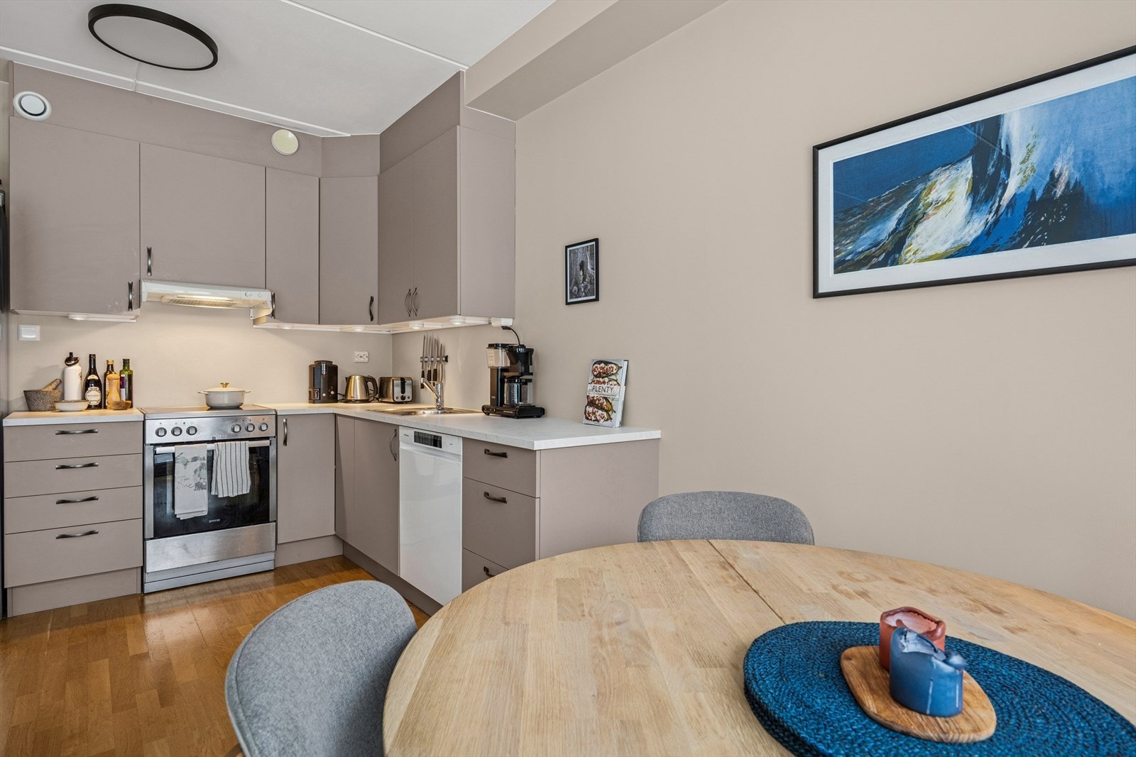 Pen og moderne kjøkkeninnredning fra 2024. Galleribilde