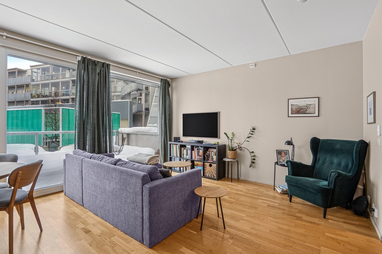 Lys og trivelig 2-roms leilighet beliggende i et attraktivt område med kort avstand til sentrum og nærhet til vannet. Galleribilde