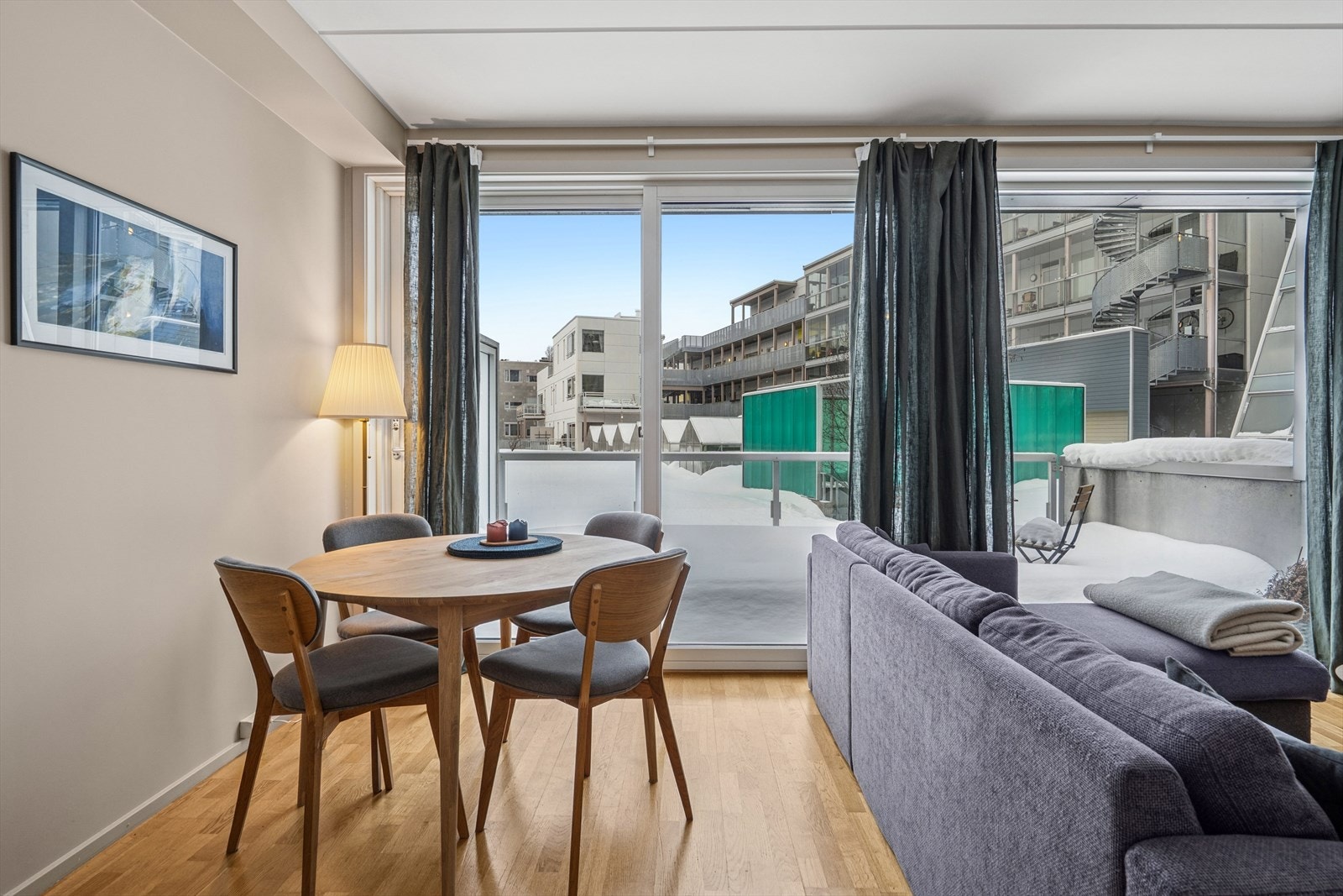 Leiligheten har store vindusflater som slipper inn rikelig med naturlig lys. Galleribilde