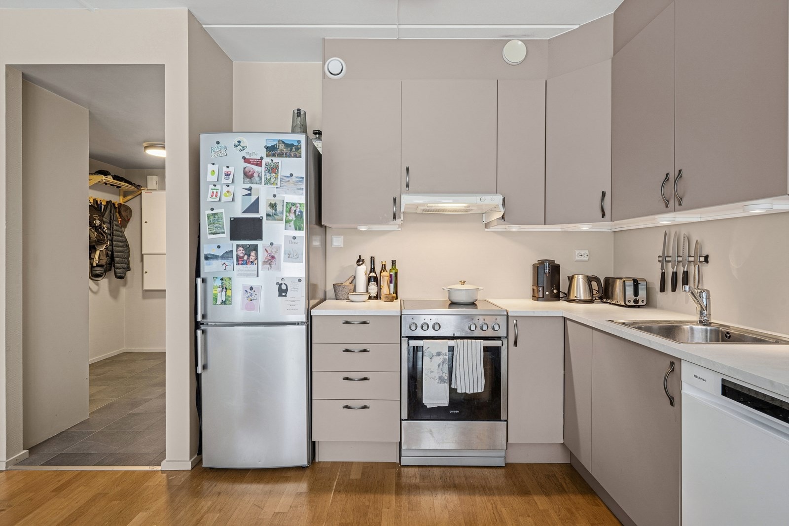 Oppvarming, varmtvann og TV-/internettavtale er inkludert i felleskostnadene. Galleribilde