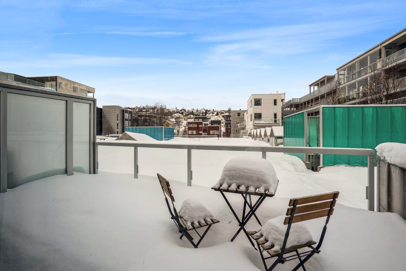 Fra stuen er det utgang til en vestvendt terrasse på ca. 13 kvadratmeter. Galleribilde