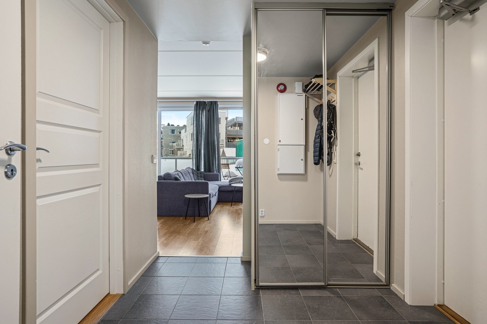 Hyggelig entré med praktisk skyvedørsgarderobe. Galleribilde