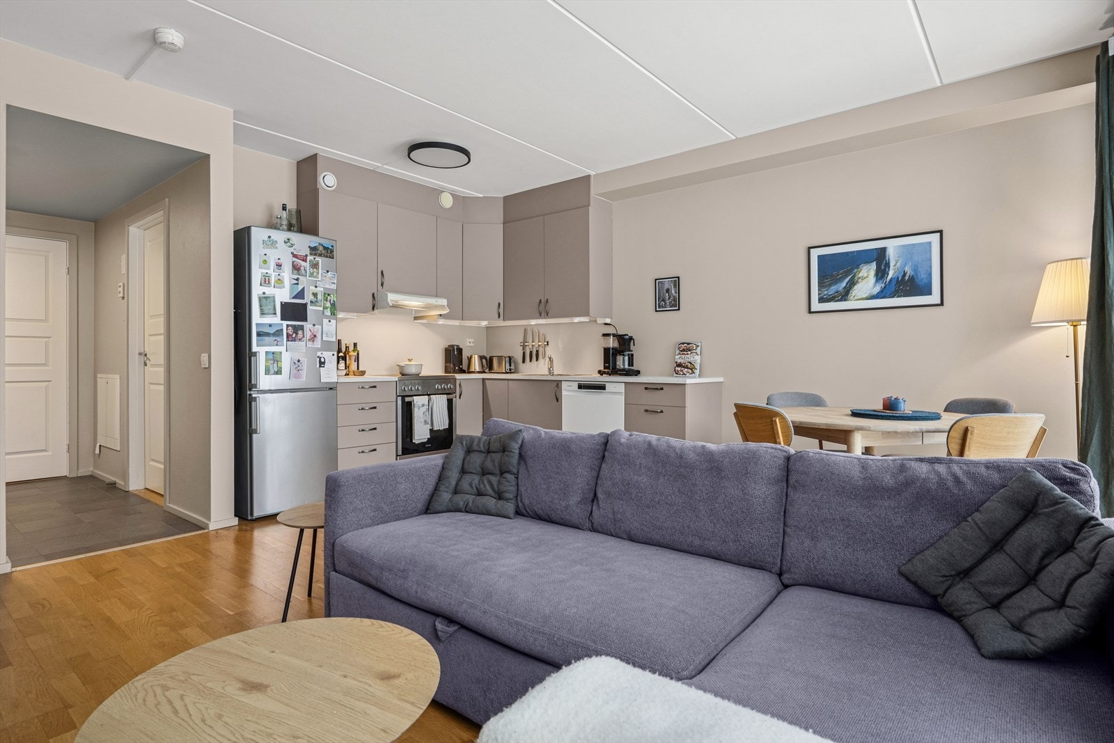 Leiligheten ligger på bakkeplan og har en praktisk planløsningen som inneholder entré, stue/kjøkken i åpen løsning, baderom og soverom med walk-in garderobe. Galleribilde