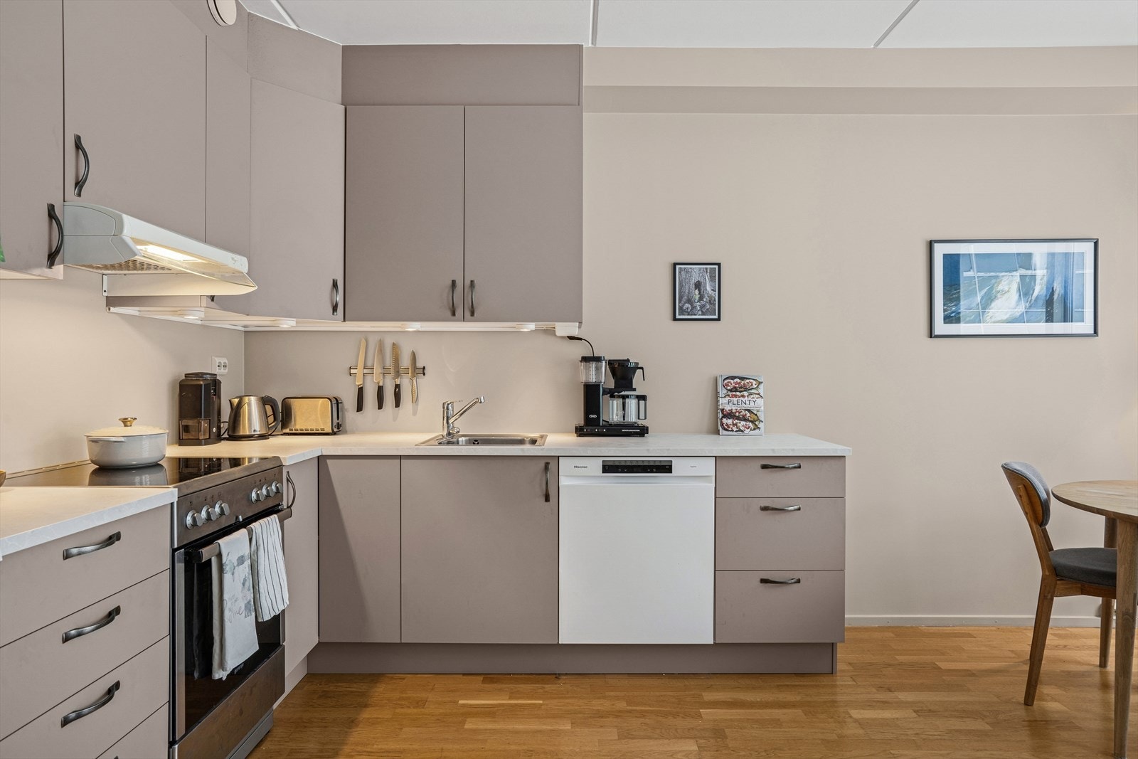 Kjøkkeninnredningen har rikelig med skap- og benkeplass. Galleribilde