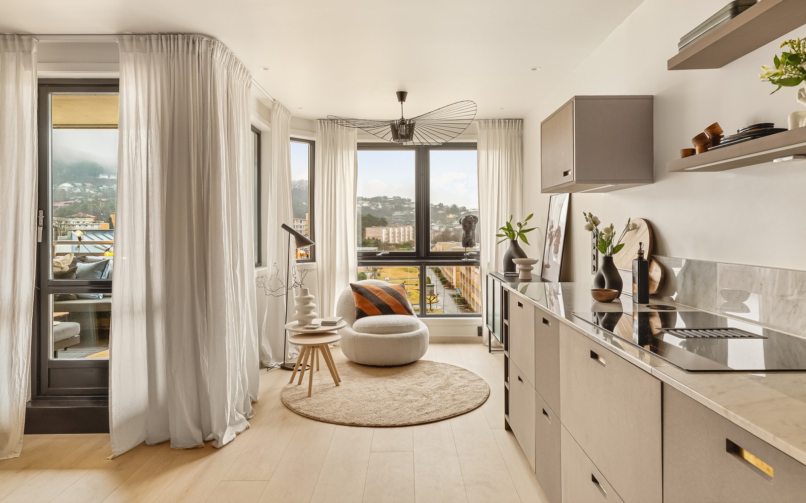 Store vindusflater sørger for godt med naturlig lysinnslipp. Galleribilde