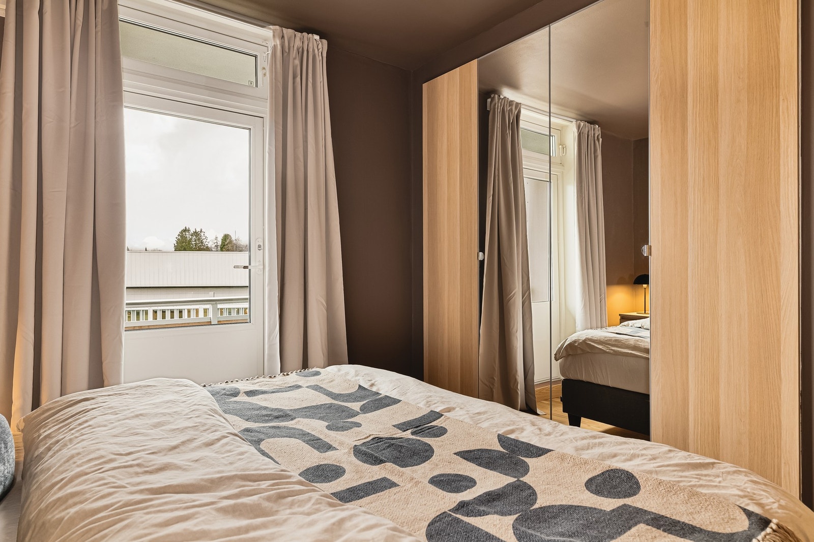 Hovedsoverom er malt i ny farge, og nye garderobedører og innmat fra IKEA. Galleribilde