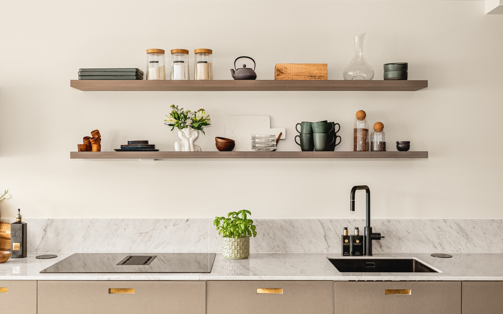 Benkeplate av typen Carrara marmor, over benkeplaten er det benyttet Carrara marmorplate. Galleribilde