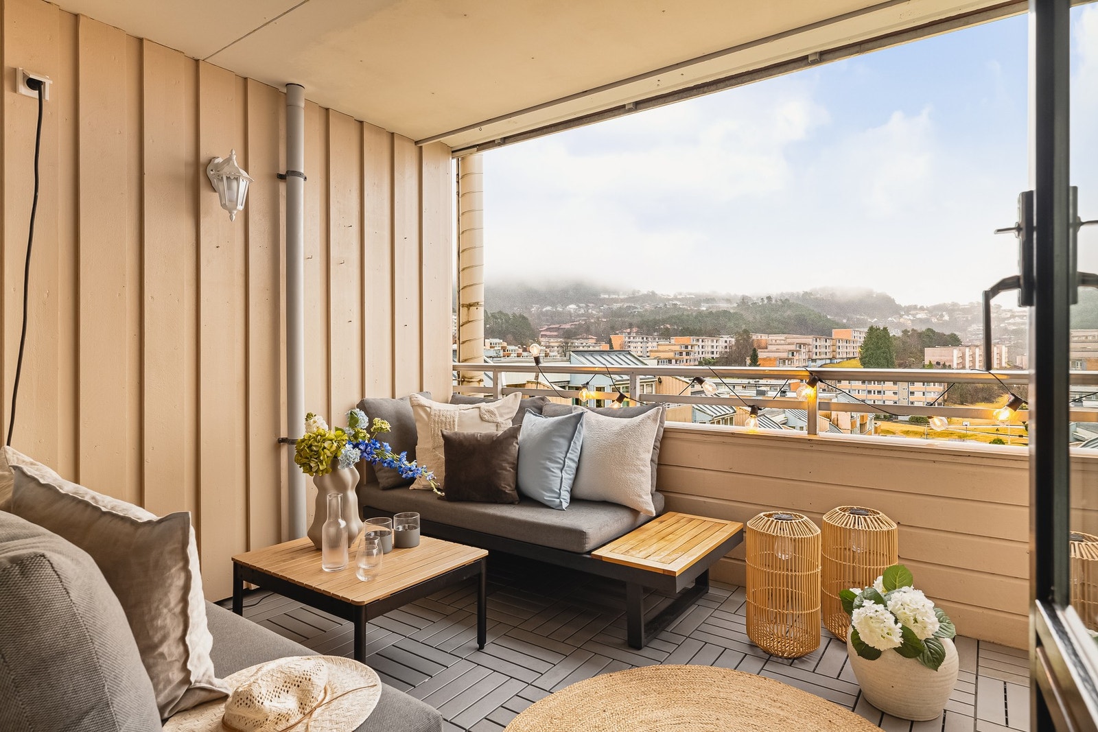 Her er det lagt nye terrassefliser i vedlikeholdsfritt materiale i en nøytral farge. Galleribilde