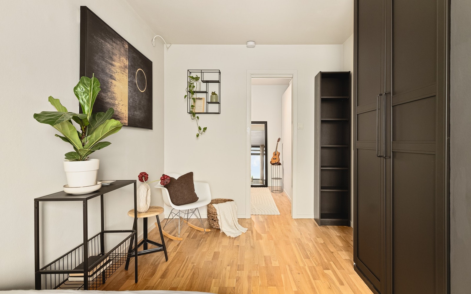 Det er nye garderobedører og innmat fra IKEA. Galleribilde