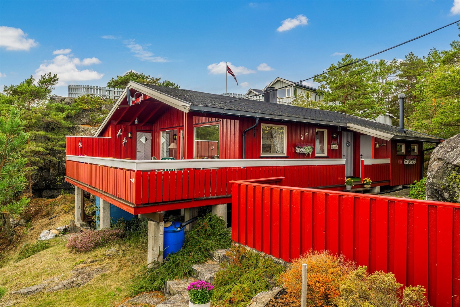 Innbydende hytte med stor solrik terrasse. Galleribilde