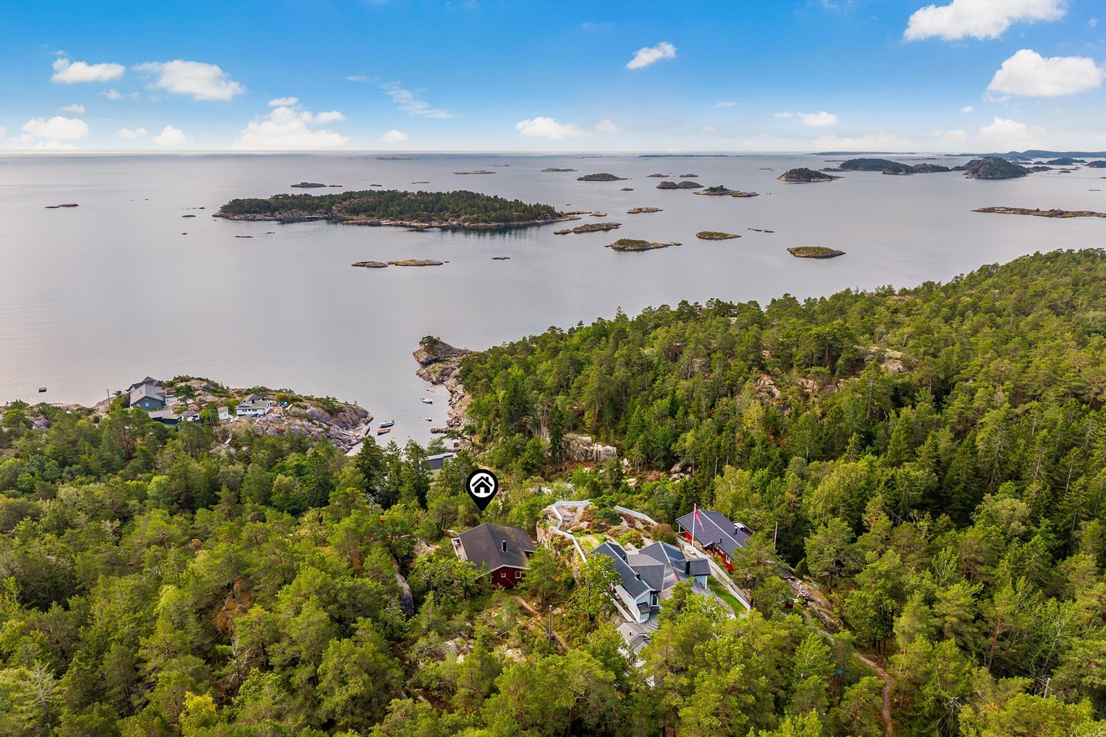 Fine turstier i umiddelbar nærhet og kort avstand til sjøen. Galleribilde