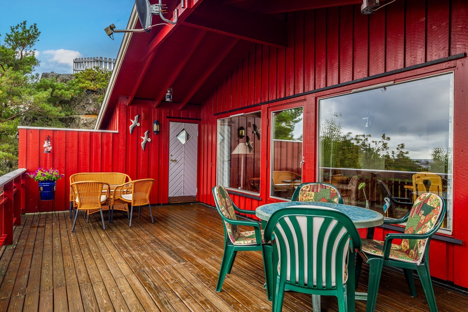 Terrasse er delvis overbygget og har god plass til flere sittegrupper. Galleribilde