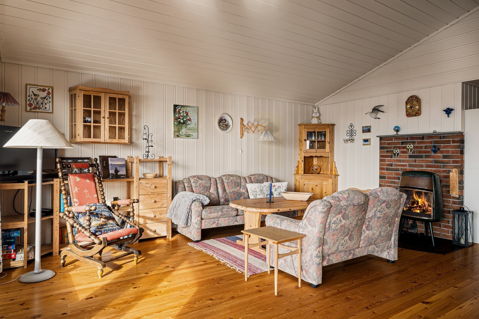 Stuen er romslig med plass til både sofagruppe og spisebord Galleribilde