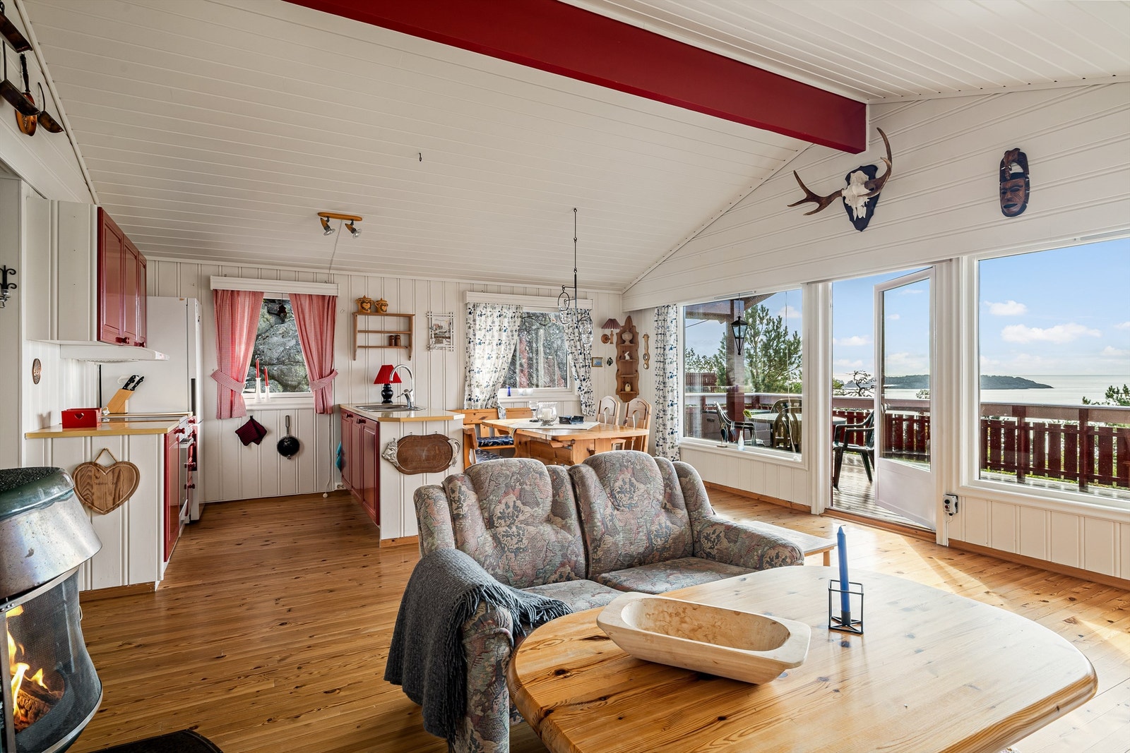 I stuen består gavlveggen mot sjøen av store vindusflater. Det gir rommet en helt spesiell atmosfære. Galleribilde