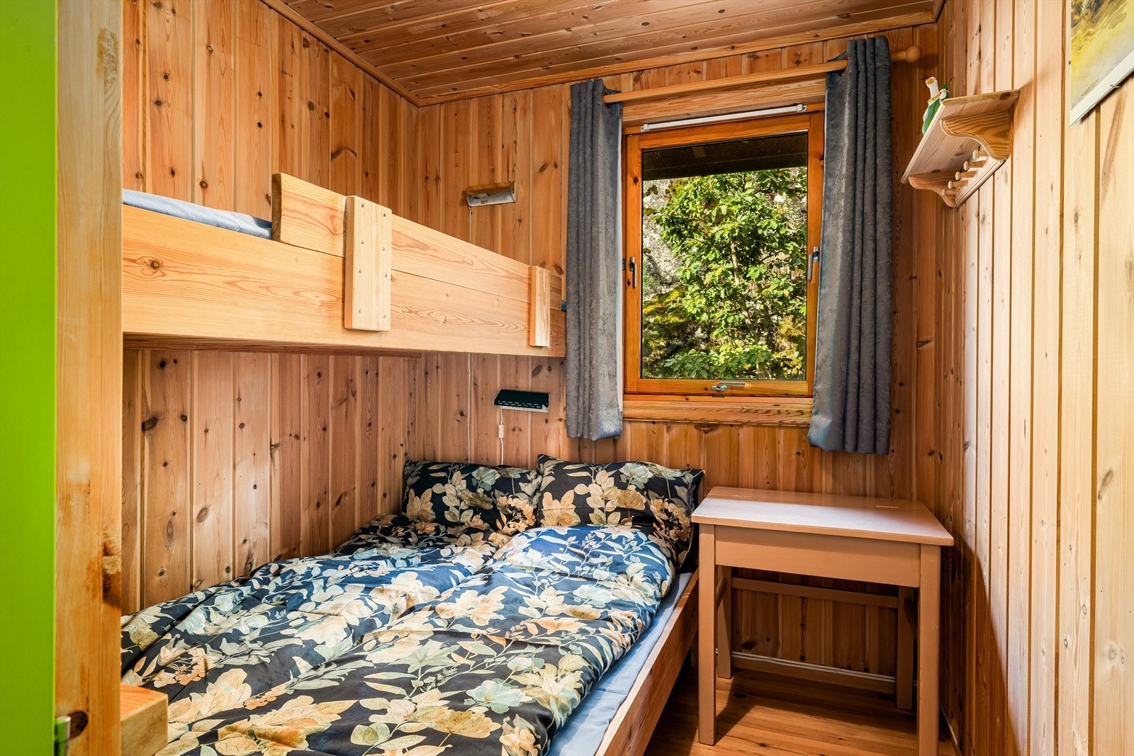 I to av soverommene er det plassbygget familiekøye. Galleribilde