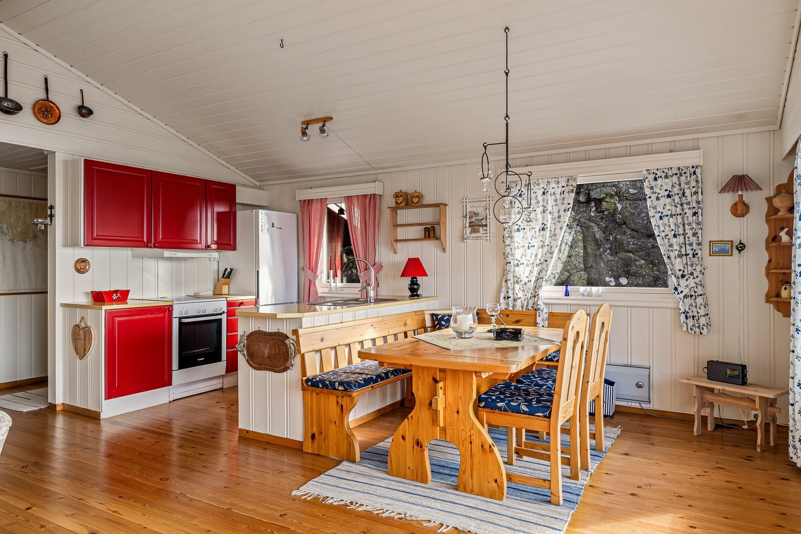 Plassbygget kjøkkeninnredning med ventilator og åpen løsning mot stua. Galleribilde