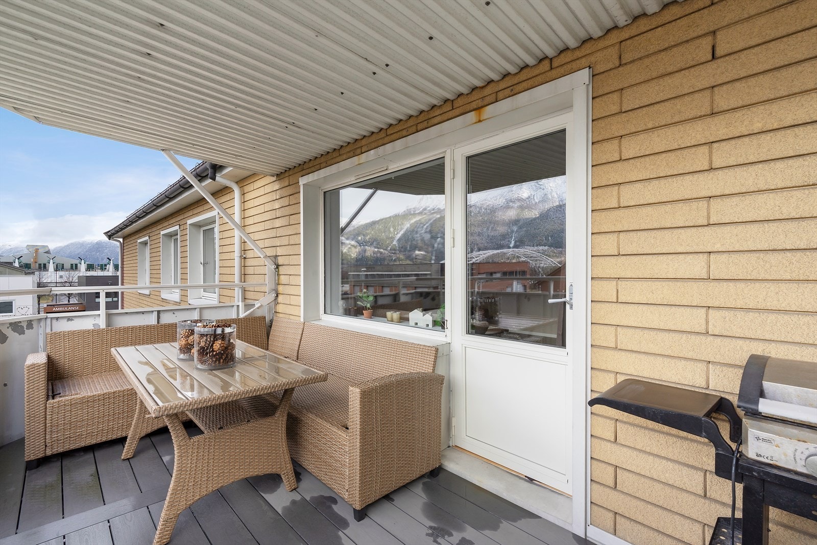 Her har man god plass til utemøbler. Elektrisk grill. Galleribilde