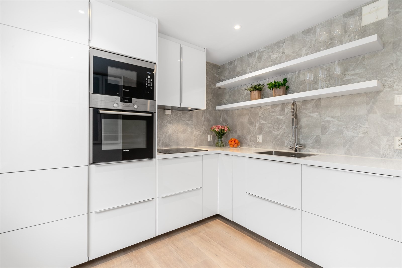 Hvite, glatte fronter og integrerte hvitevarer. Galleribilde