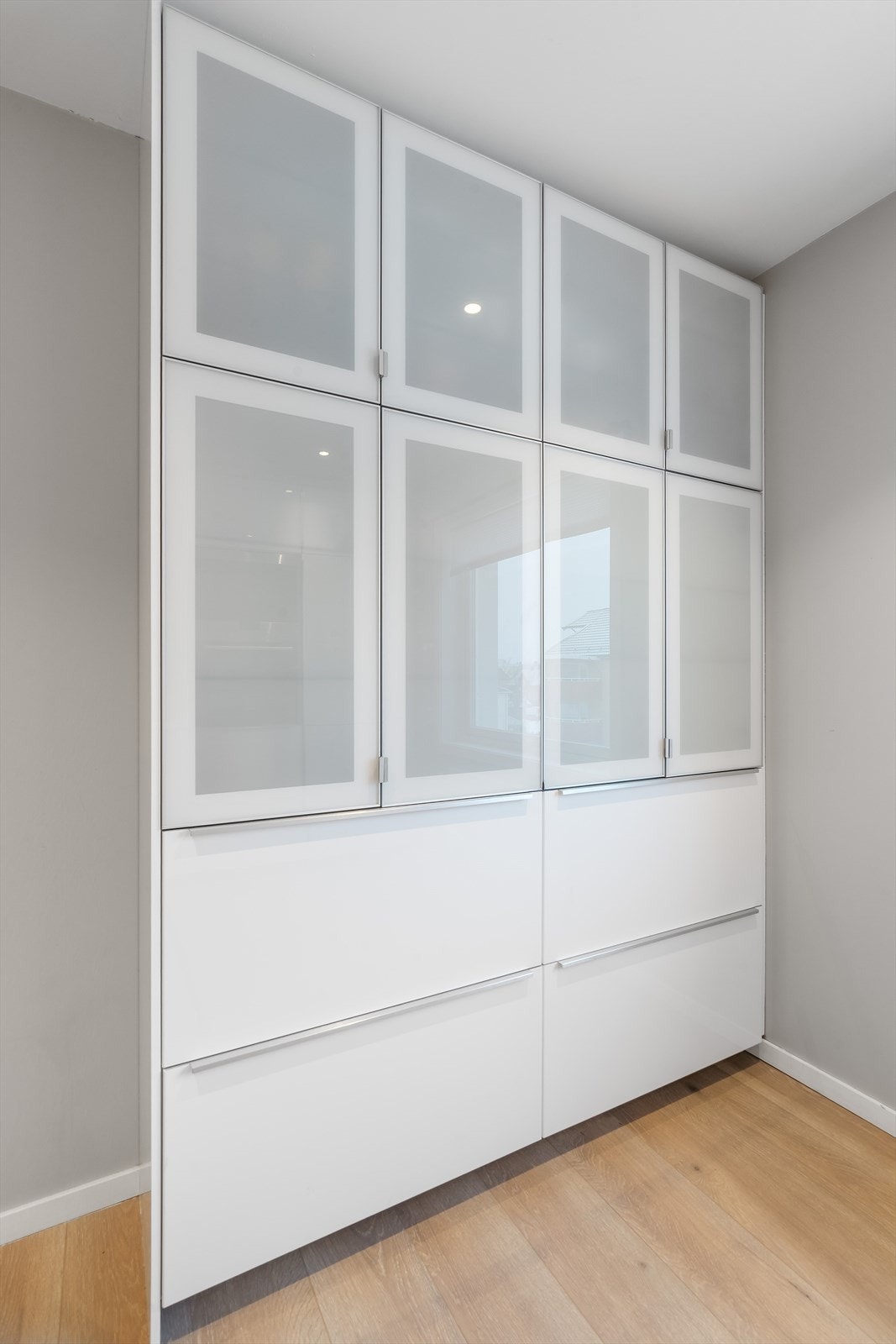 Langs den ene veggen er det rikelig med skap og skuffer, og man har godt med oppbevaring på kjøkkenet. Galleribilde