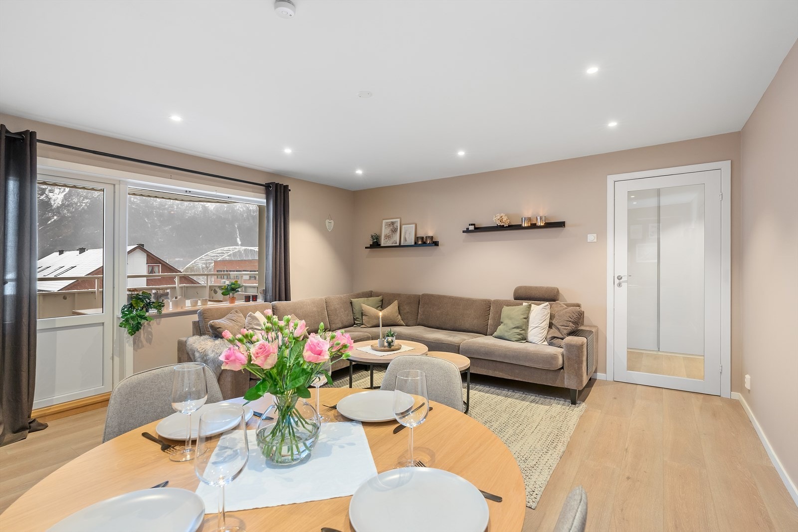 Leiligheten er lys og moderne, med god plass til flere møbleringsløsninger. Galleribilde