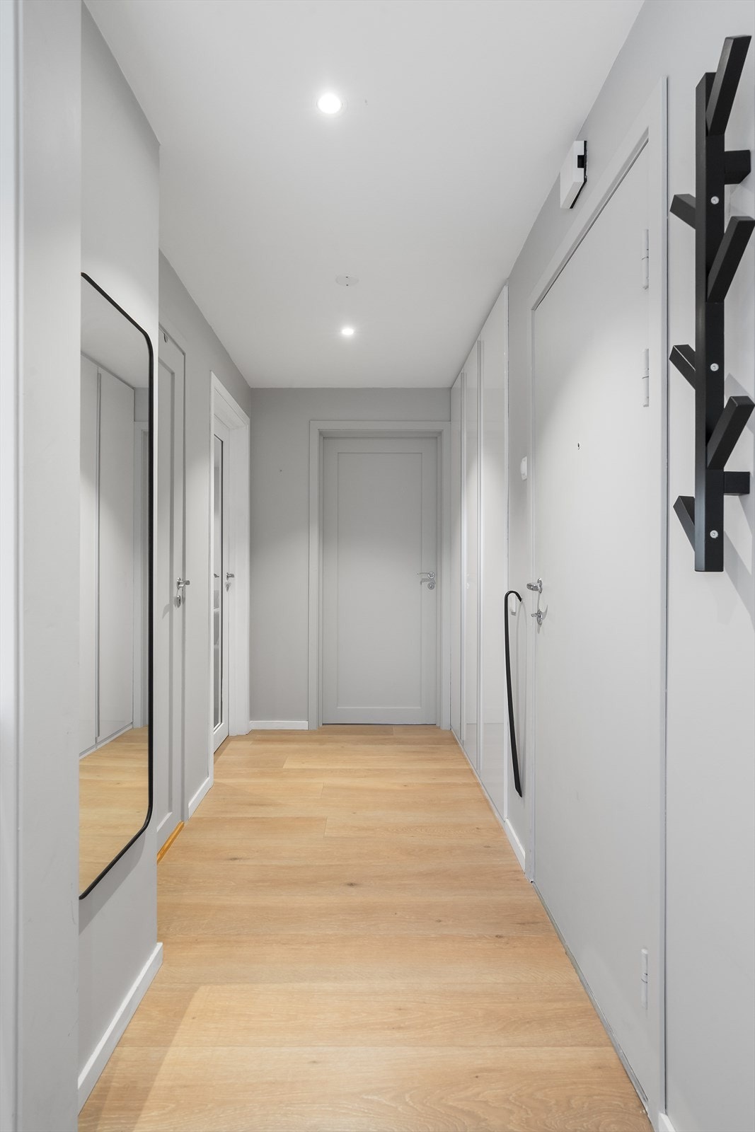 I andre retningen ser man mot soverom 2, og man har dør til stue inn til venstre. Langs veggen på høyre side er det montert en praktisk skyvedørsgarderobe. Galleribilde