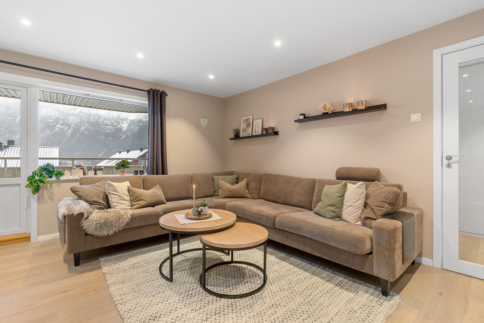 Fra stuen er det utgang til nordvestvendt balkong. Galleribilde