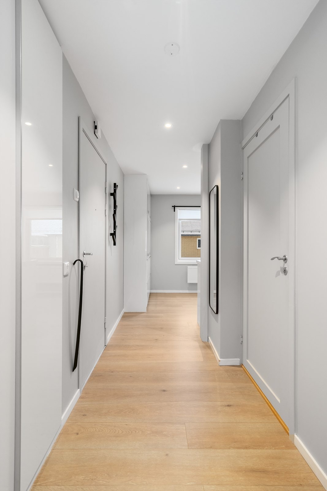 Entré/ gang sett mot kjøkkenet. Dør til bad inn til høyre. Galleribilde