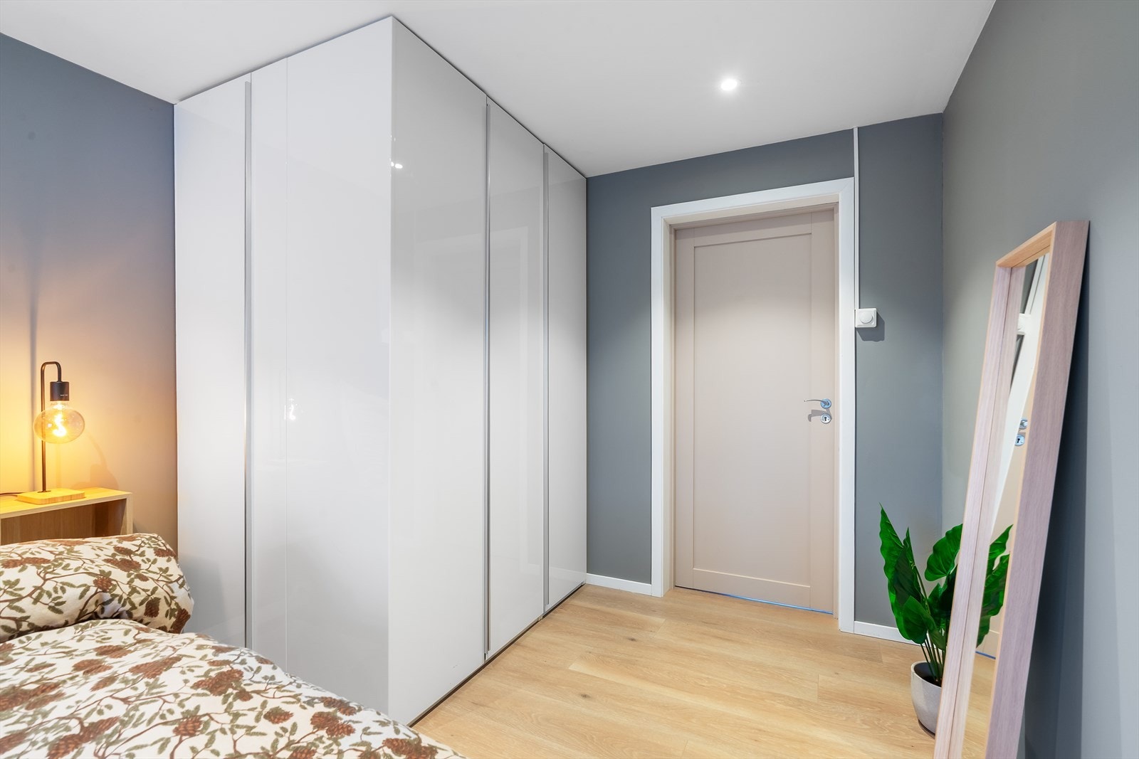 Garderobe i full høyde gir praktisk oppbevaringsløsning. Galleribilde