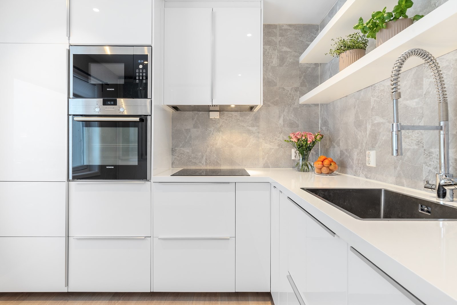 Flott benkeplate med integrert platetopp og kjøkkenvask gir en ren og ryddig overflate. Galleribilde