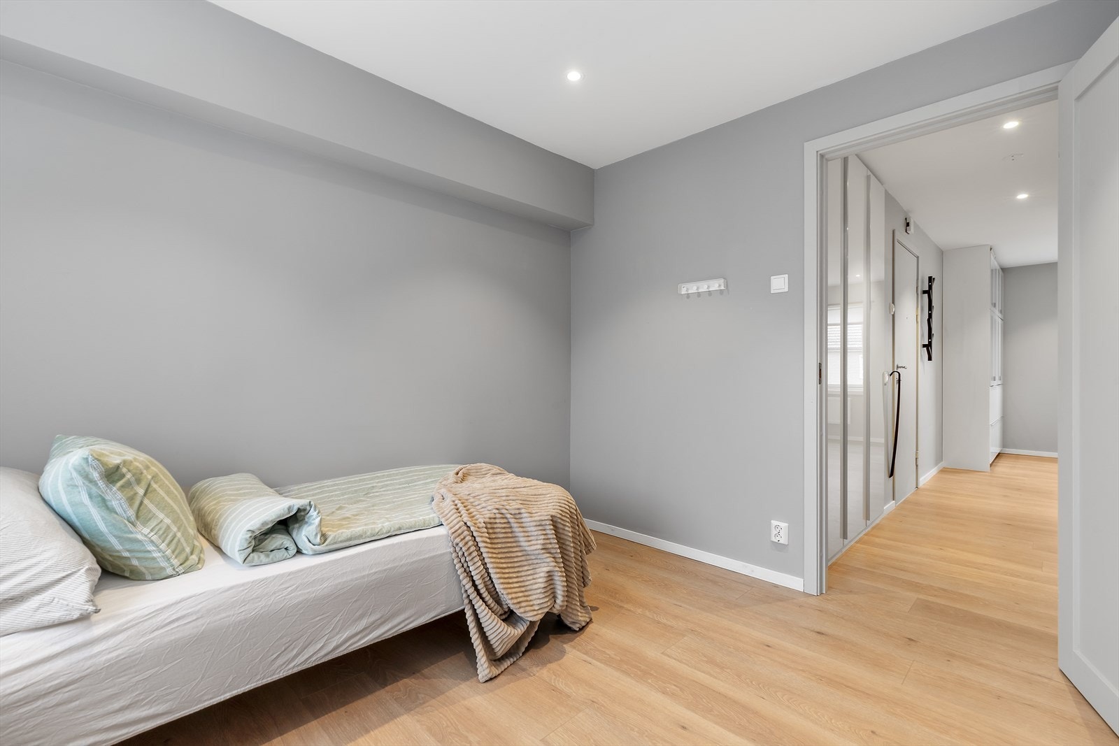 Direkte forbindelse til entré/ gang og videre til kjøkkenet. Galleribilde