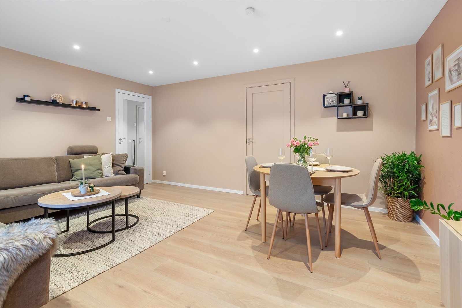 Fra stuen har man dør til det ene soverommet og gang/ entrè. Galleribilde