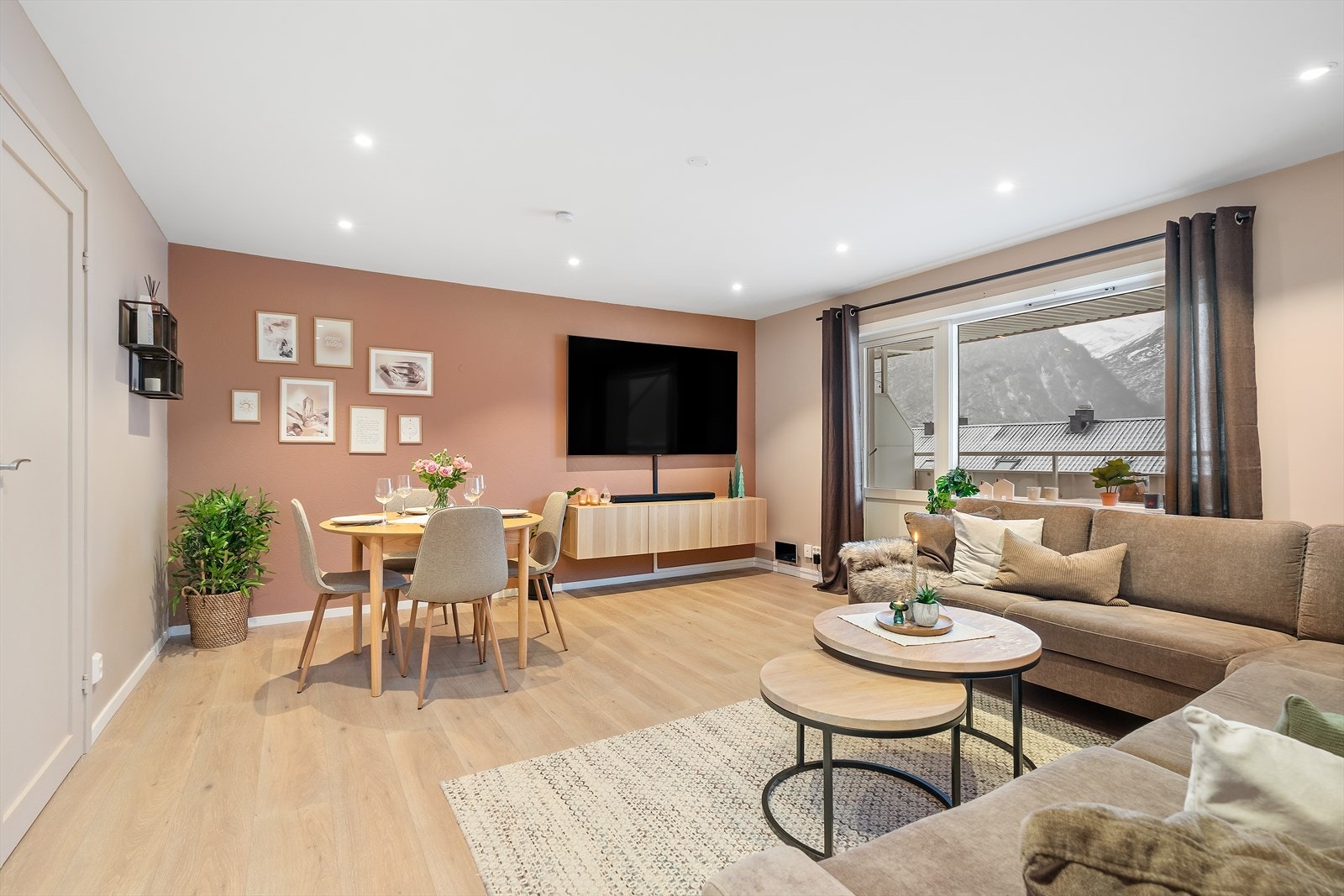 I hjørnet av stuen er det blant annet plass til en liten spisestue. Galleribilde