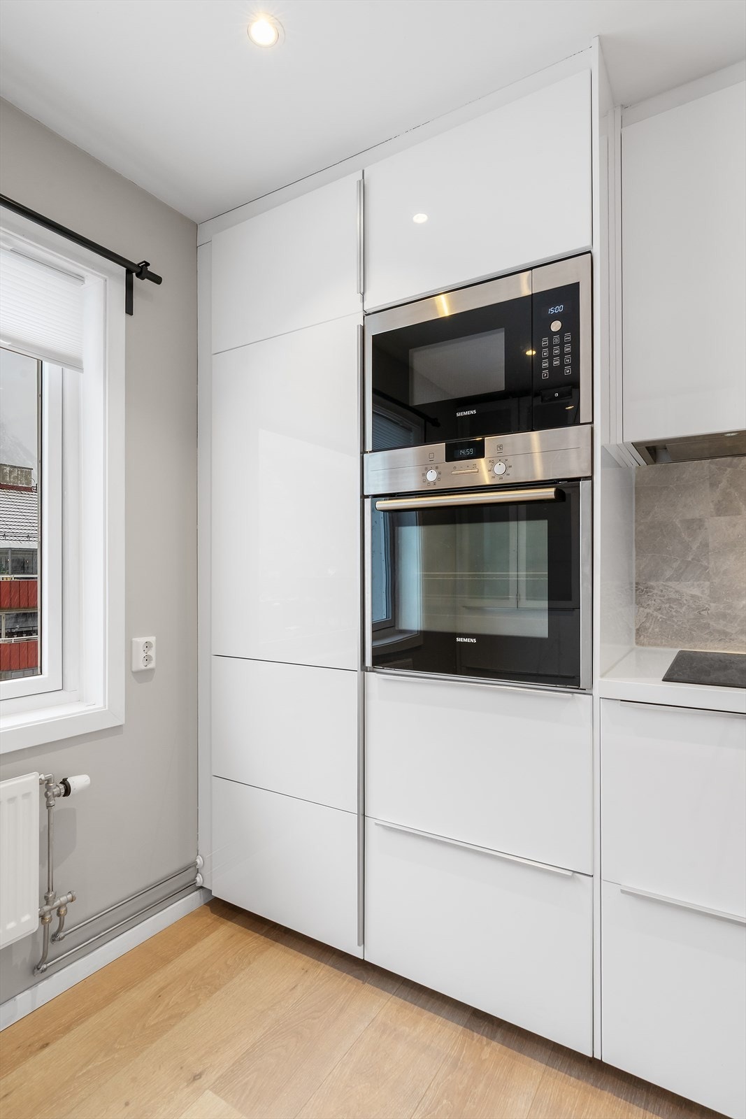 Blant annet kjøleskap, mikro og stekeovn er integrert i innredningen. Galleribilde