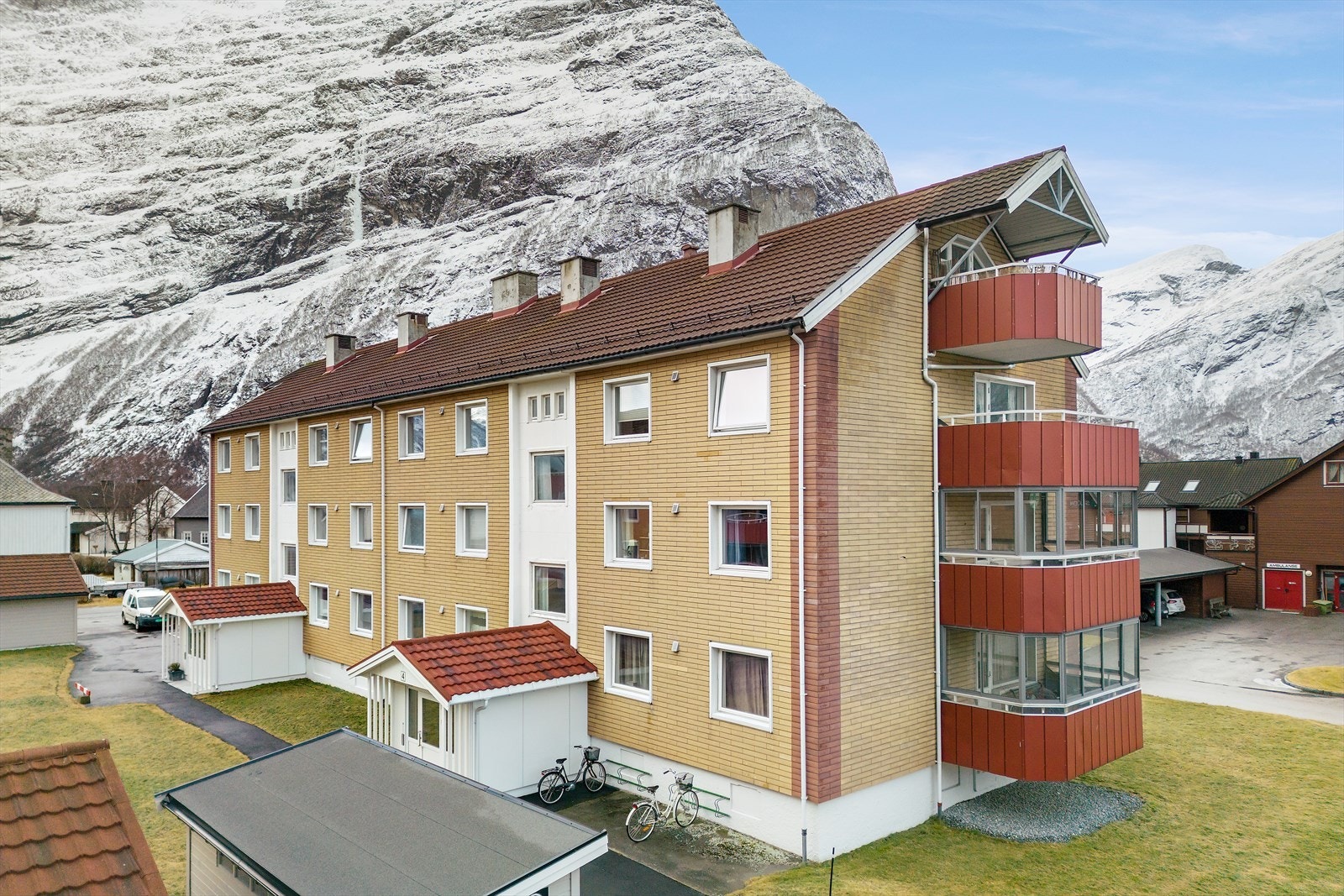 Fasade nordøst, med inngangsparti. Galleribilde