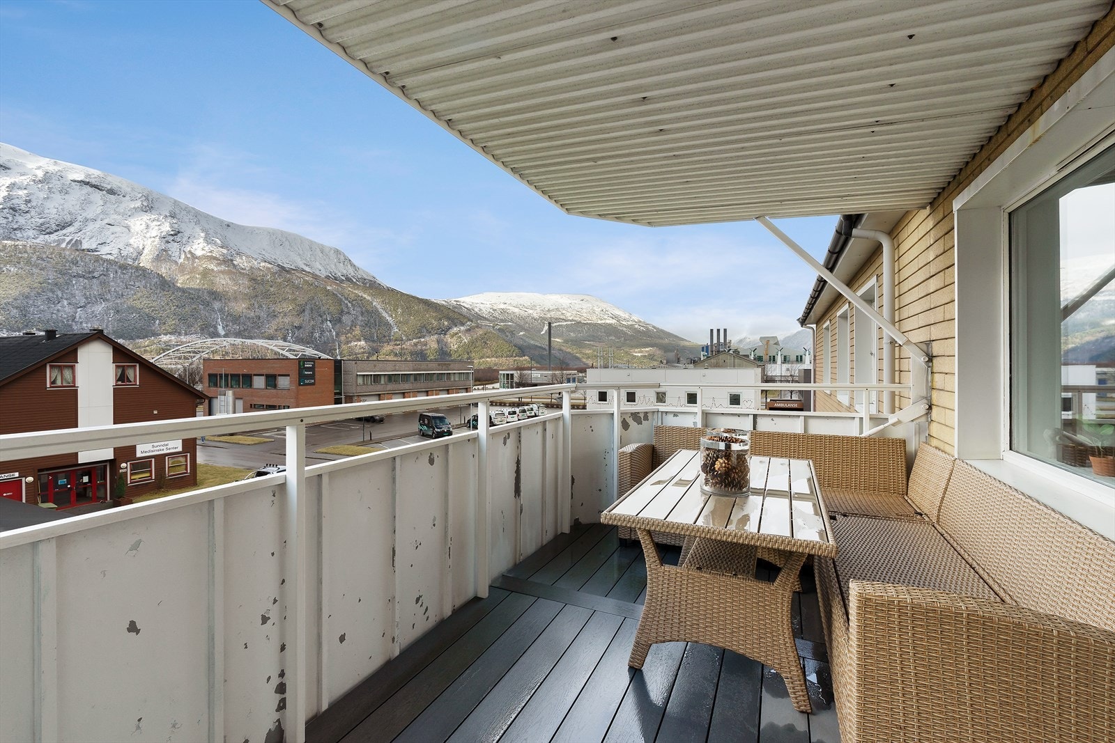 Balkongen har utsikt mot Vikfjellet og Vettafjellet. Galleribilde